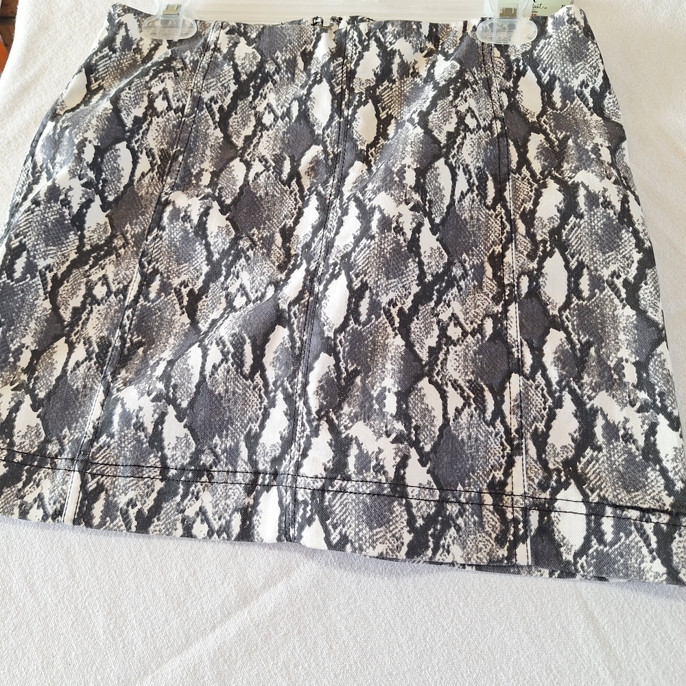 Jolt Monochrome Snake Pattern Mini Skirt